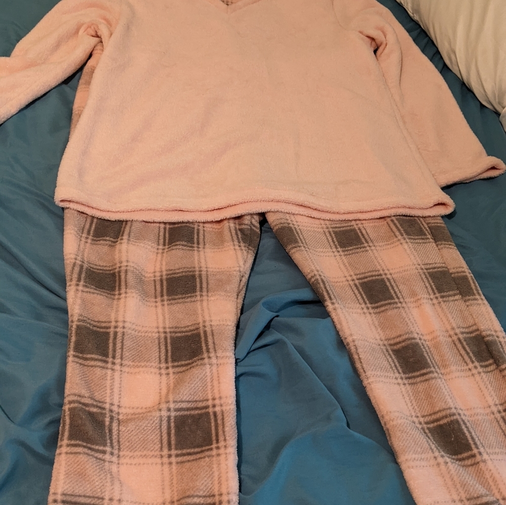 NWOT pink isotoner fuzzy pjs